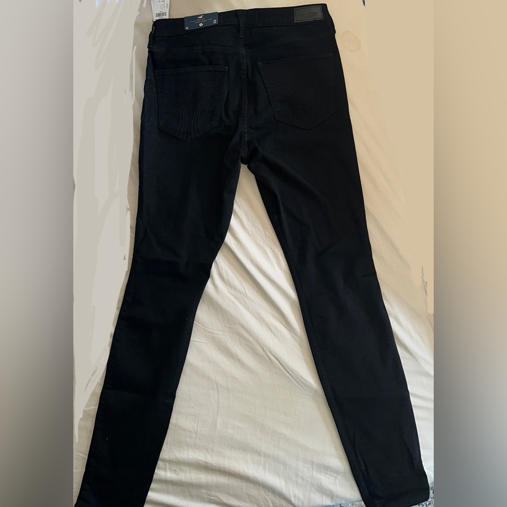 NWT Hollister ripped jeans. Perfect condition